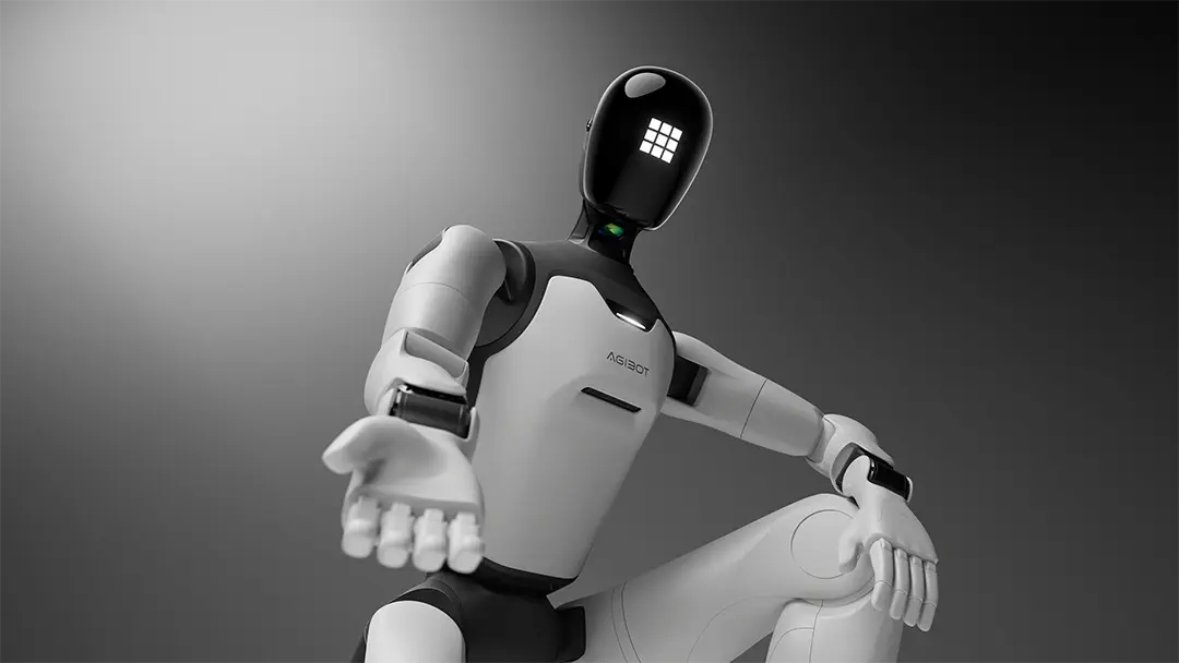 AGIBOT A3 Ultra tête, torse et mains en gros plan sur un fond de studio sombre