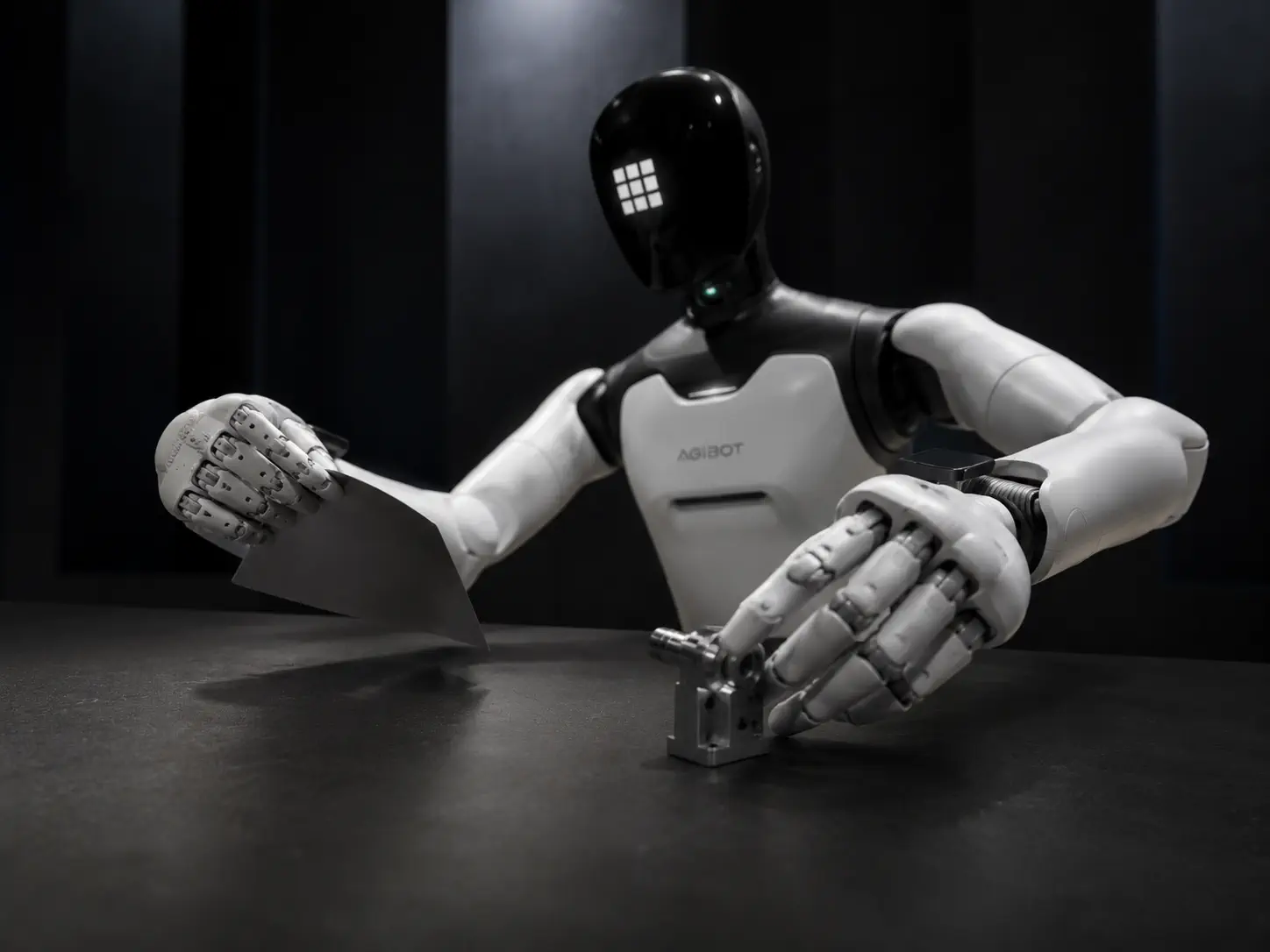 AGIBOT A3 Ultra profil latéral avec une main tactile saisissant un objet plat