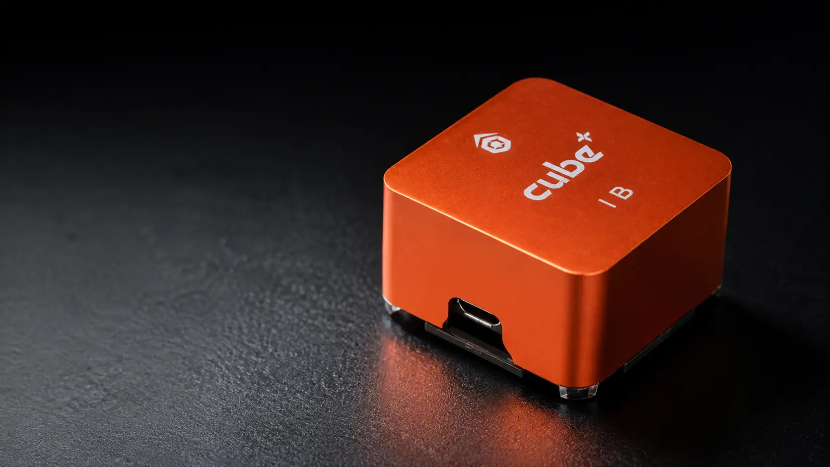 Alignement des couleurs du module CubePilot Cube avec la variante orange en deuxième position à partir de la droite
